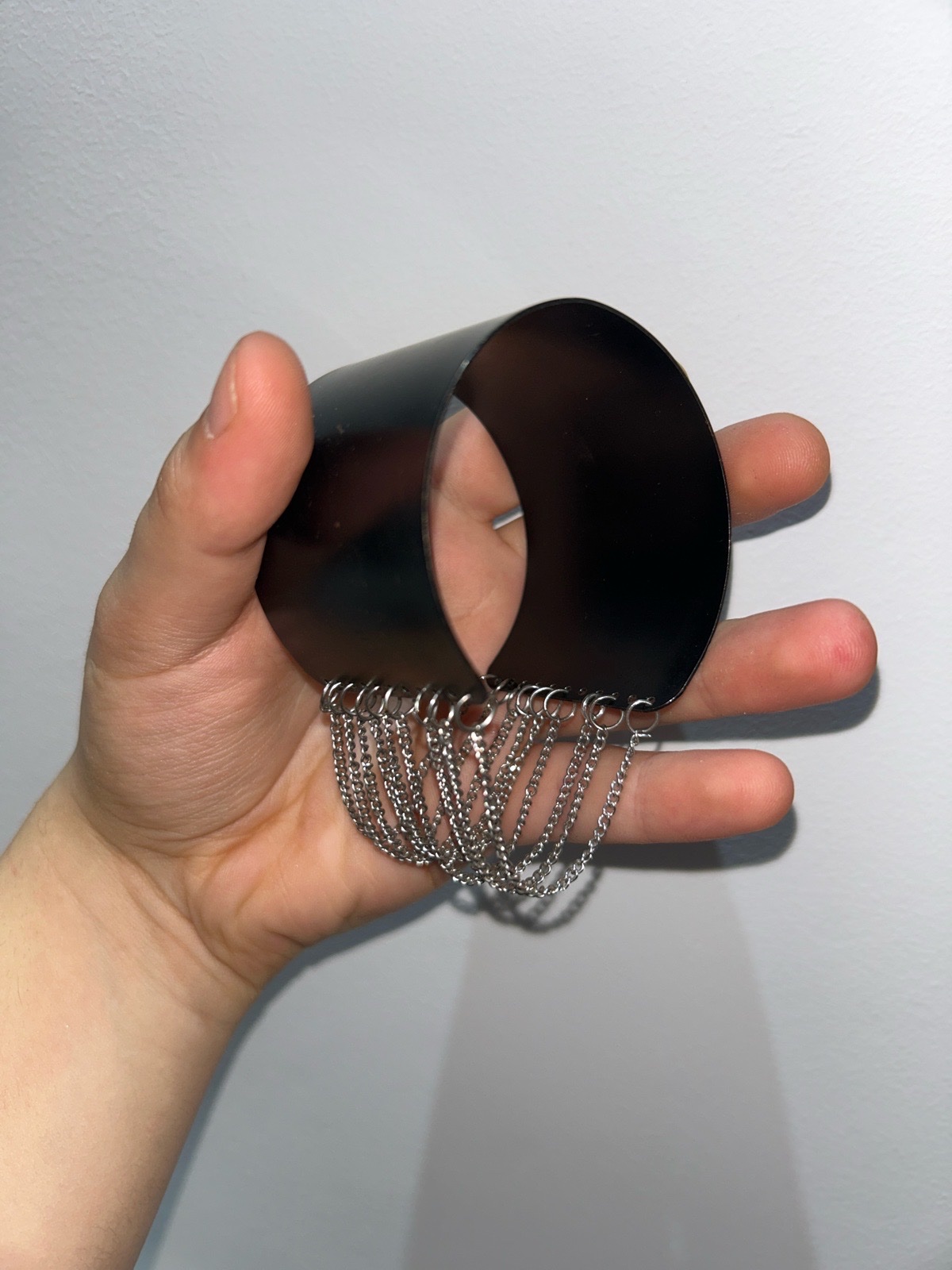 Bracelet noir avec des chaines