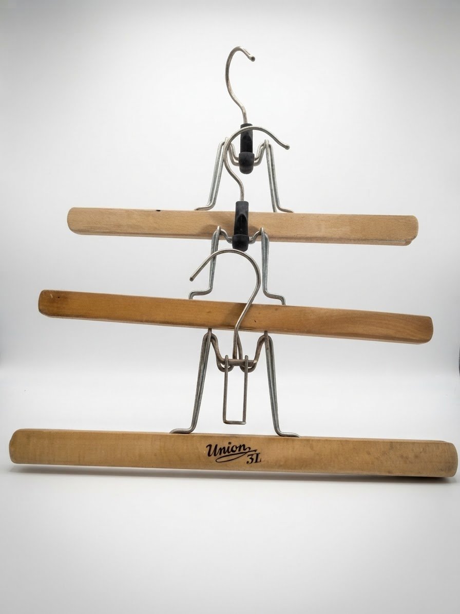 Lot de 3 cintres enbois pour costumes 