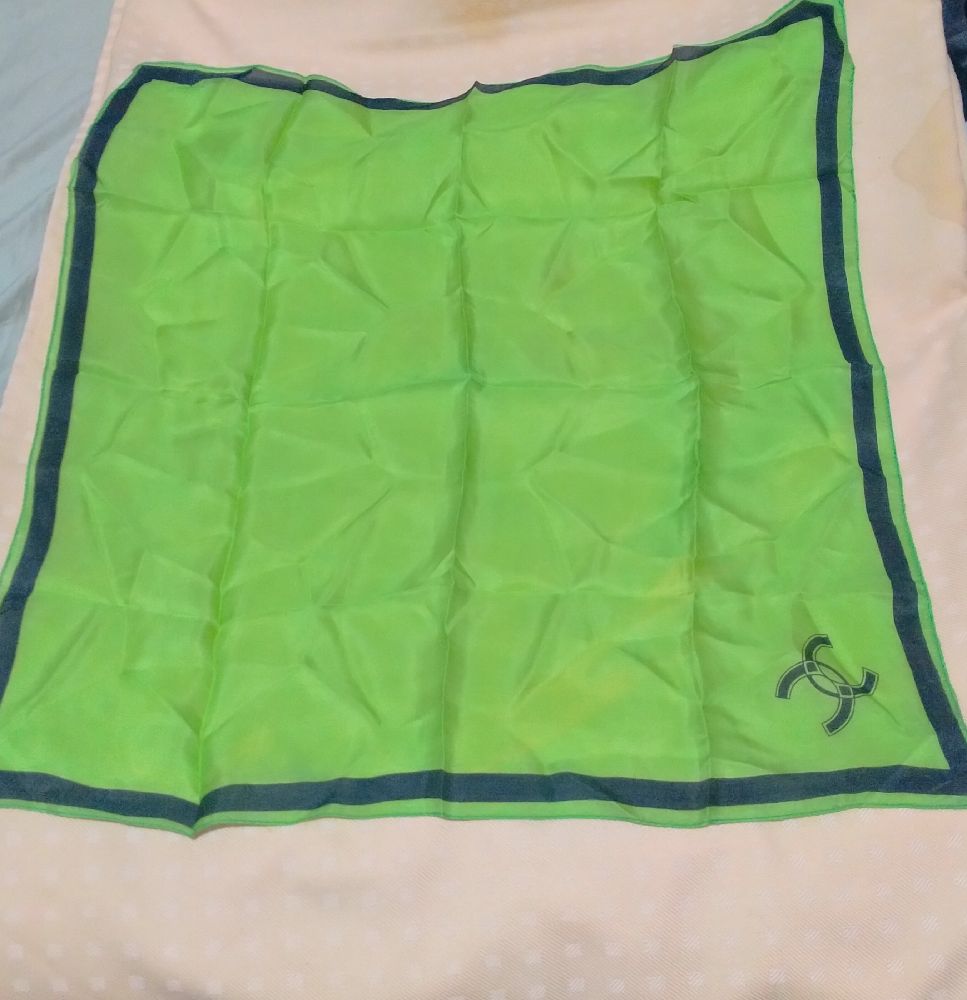 Foulard en soie style Chanel 