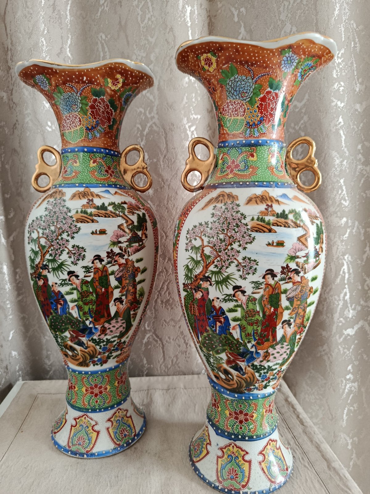 Paire de vases décoratifs orientaux vintage – Motifs fleuris