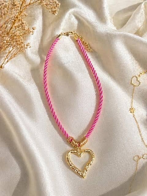 Collier à cordon en tissu rose vif