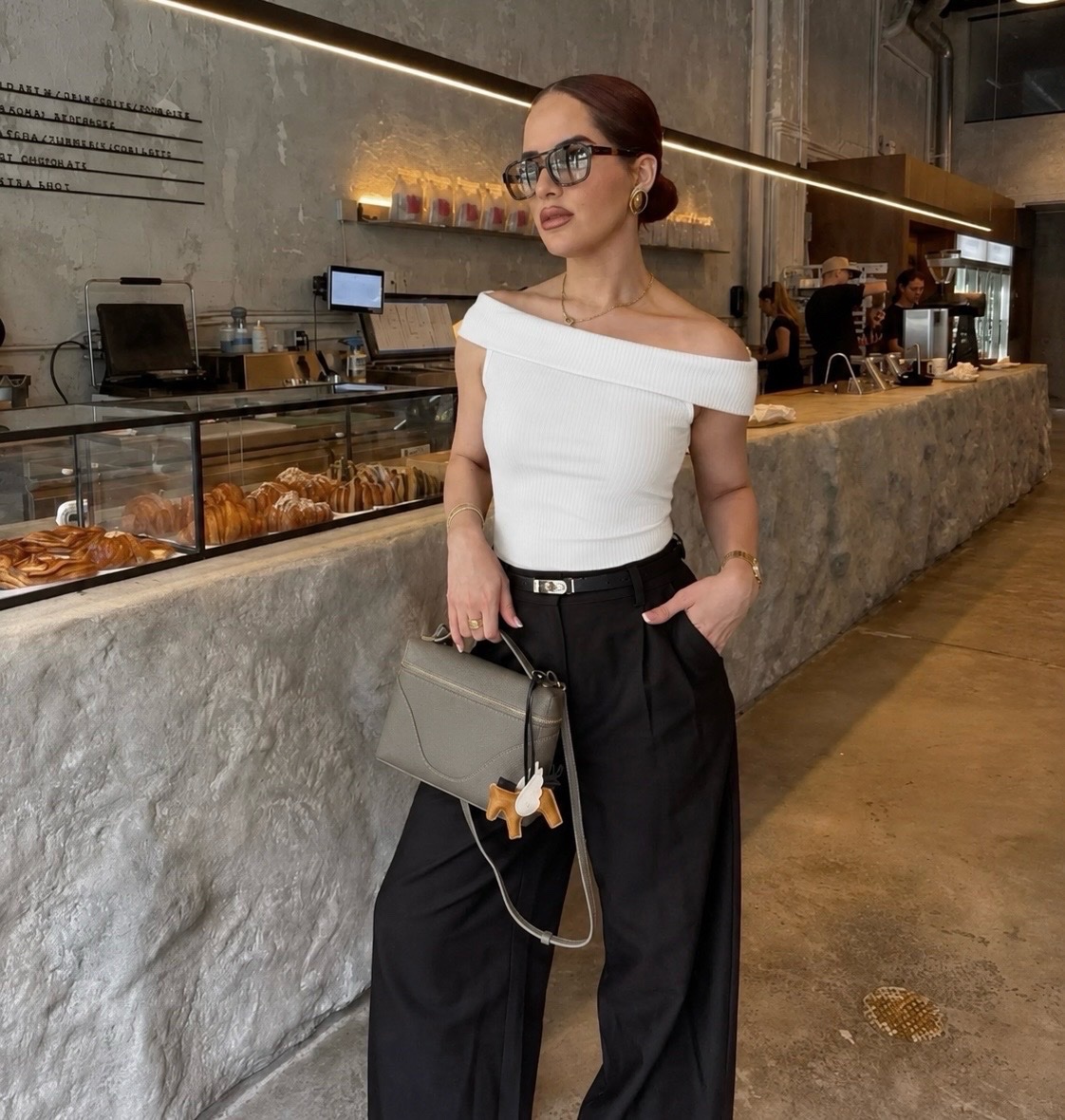 Pull off shoulder blanc