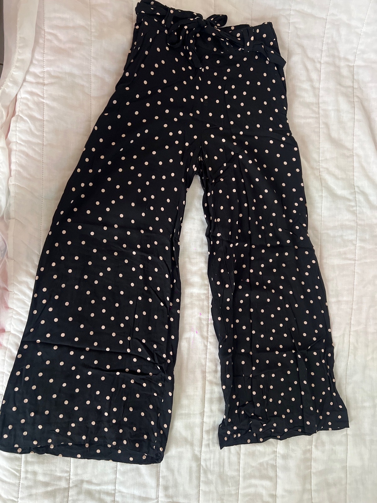 Pantalon noir à pois rosé