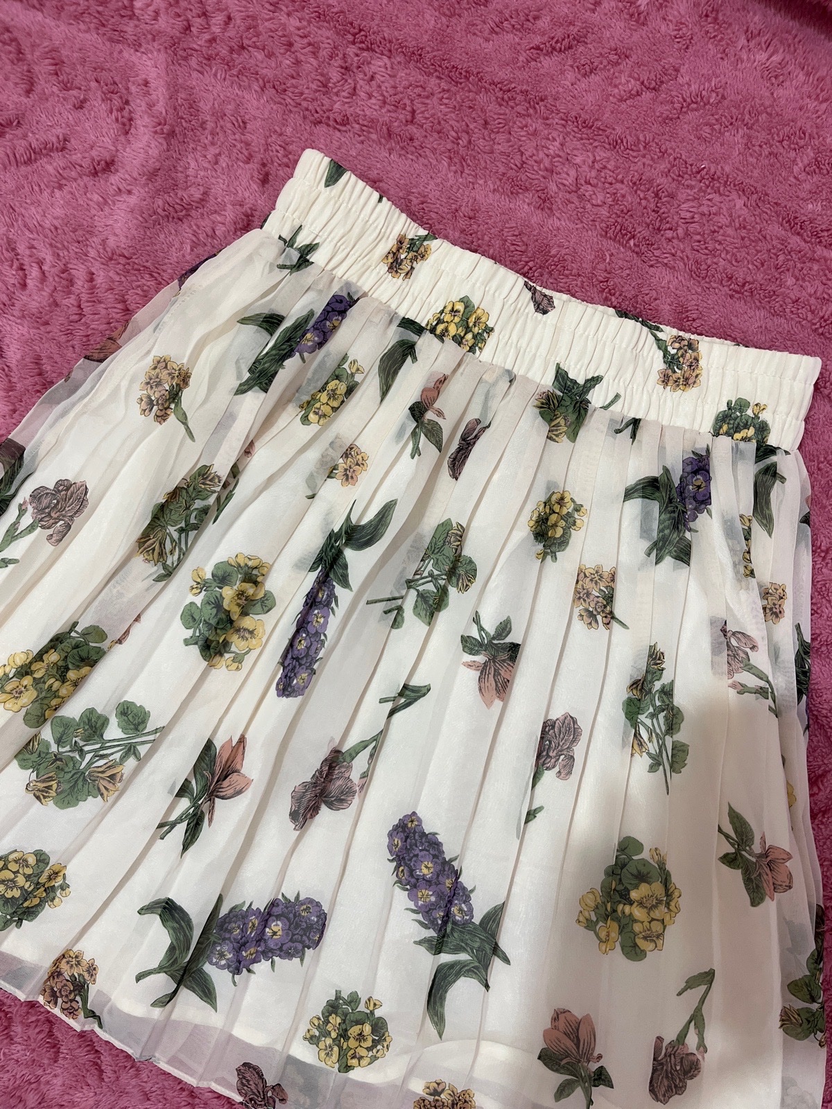 Jupe plissé en beige avec des fleurs