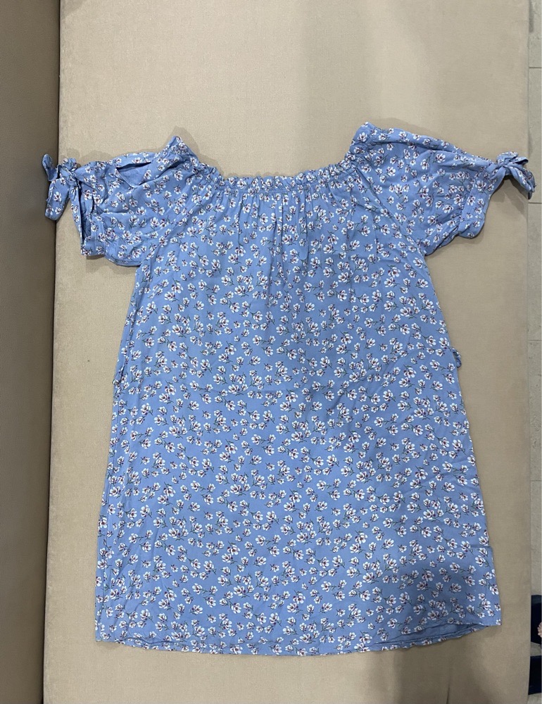Robe fleurie à épaules dénudées