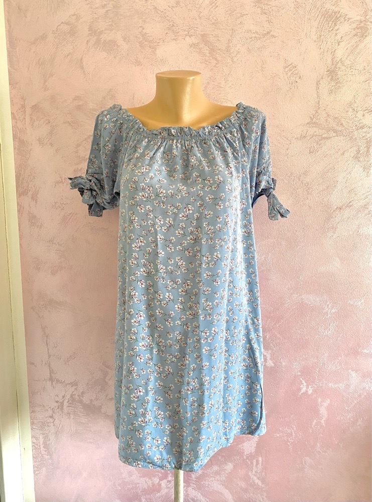 Robe fleurie à épaules dénudées