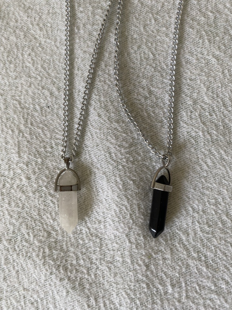 Deux colliers (pendentif pierre)