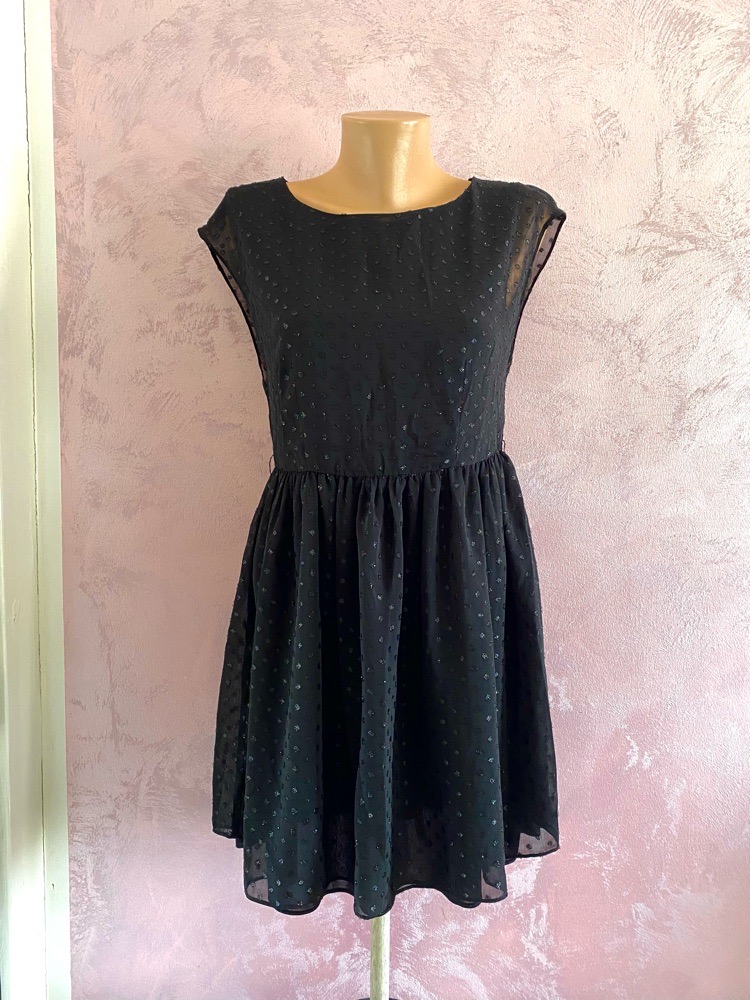 Robe noire à pois scintillants