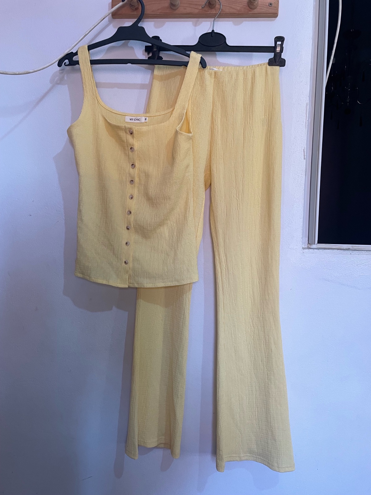 Set butter yellow