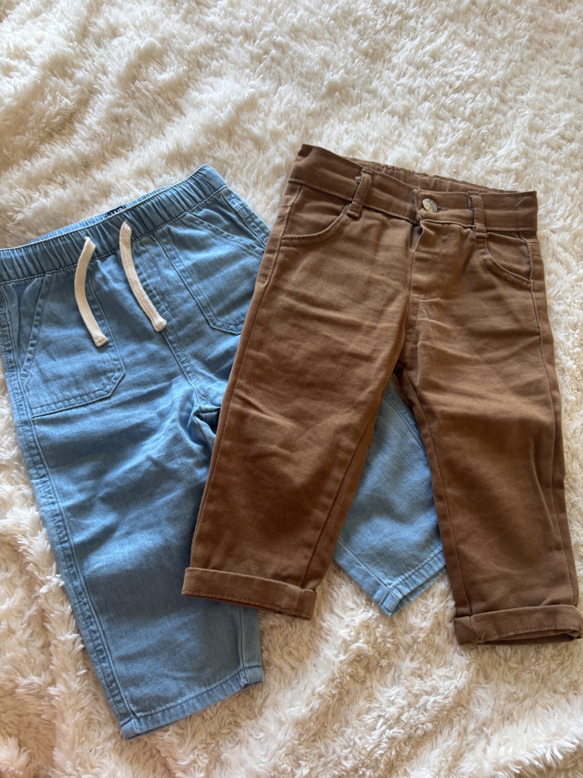 Deux pantalons 
