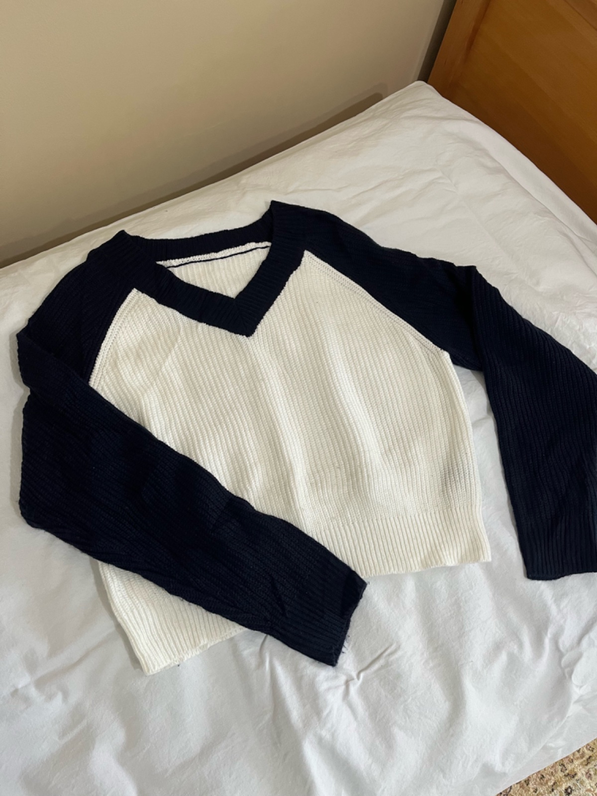 Pull blanc et bleu marine