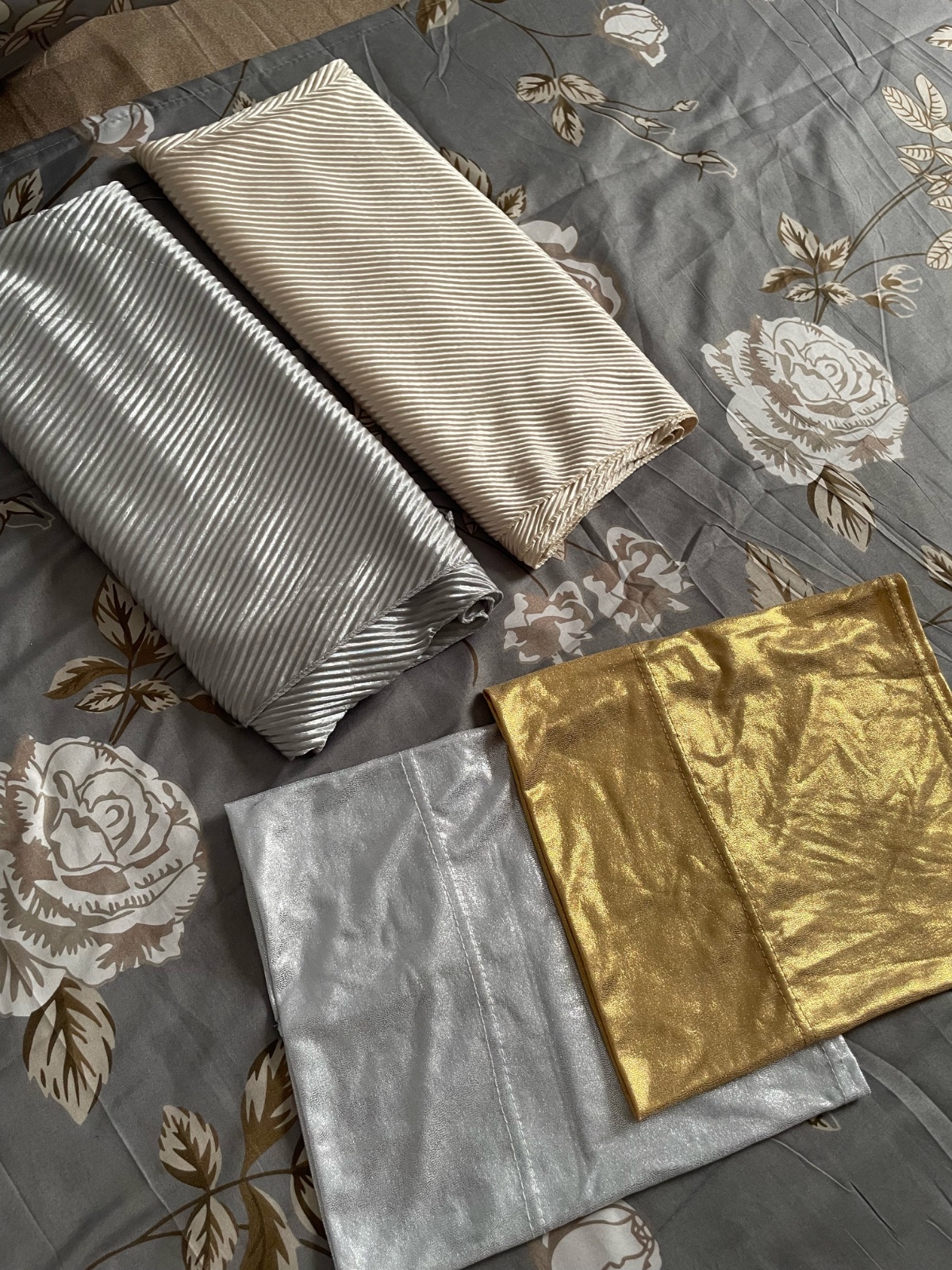 2 foulards en satin et 2 bonnets 