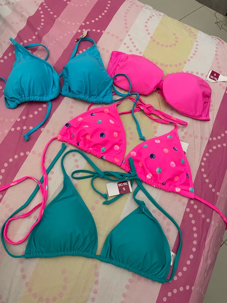 Plusieurs hauts de maillot 🩵🩷💜💙💚