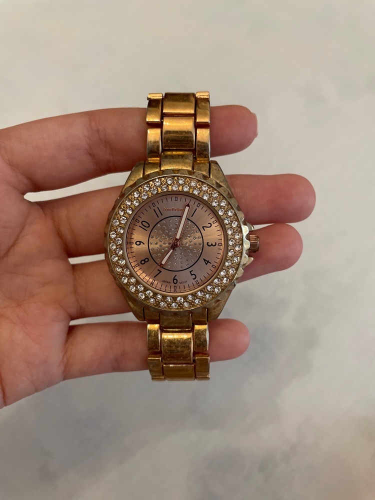 Une jolie montre en strasse 