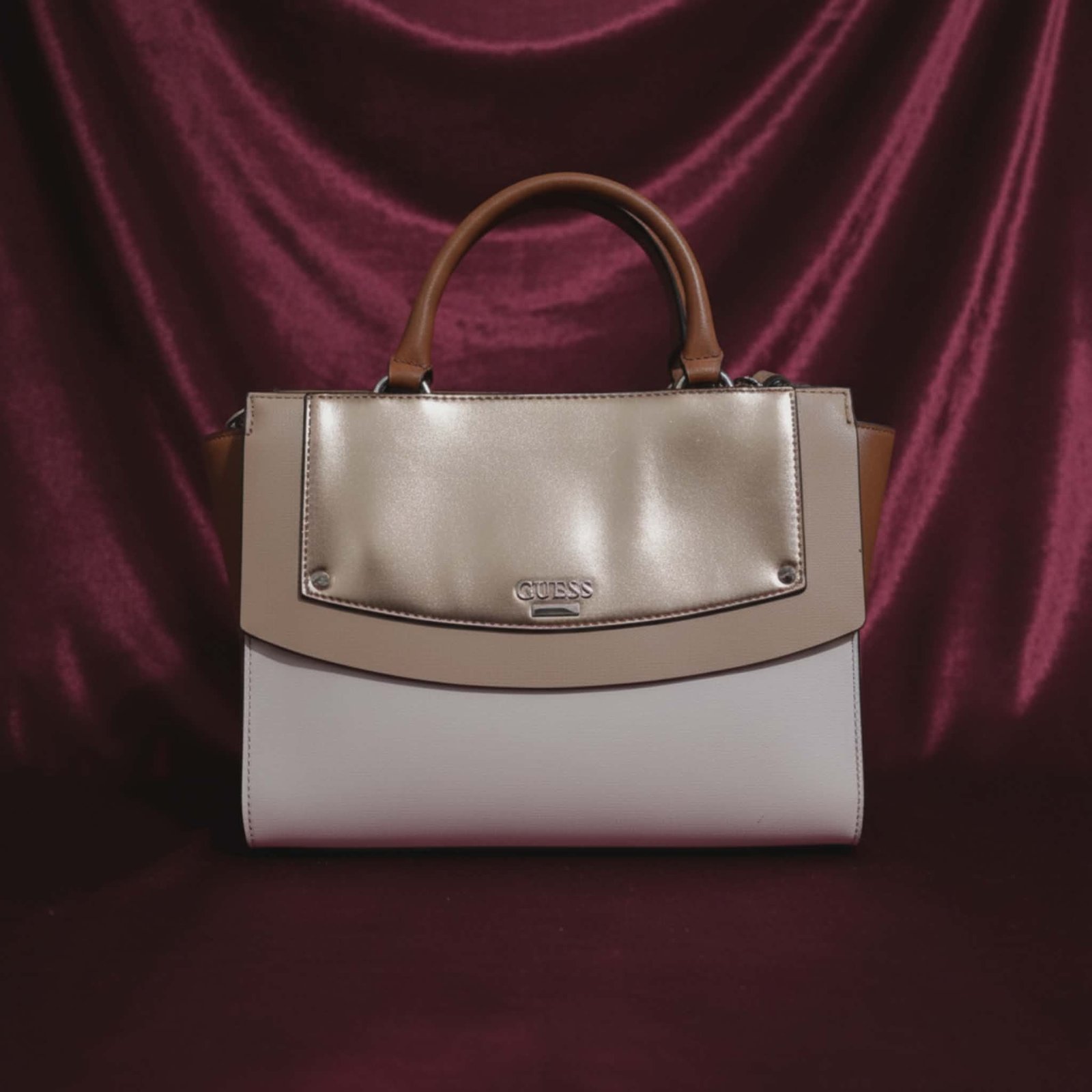 Sac GUESS jamais porté avec étiquette couleur rose gold avec bandoulière 