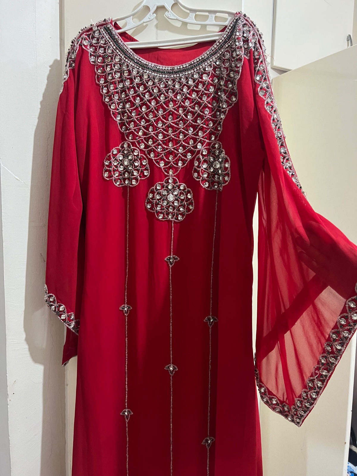 Koftan rouge avec des pierres swarovski le vrai
