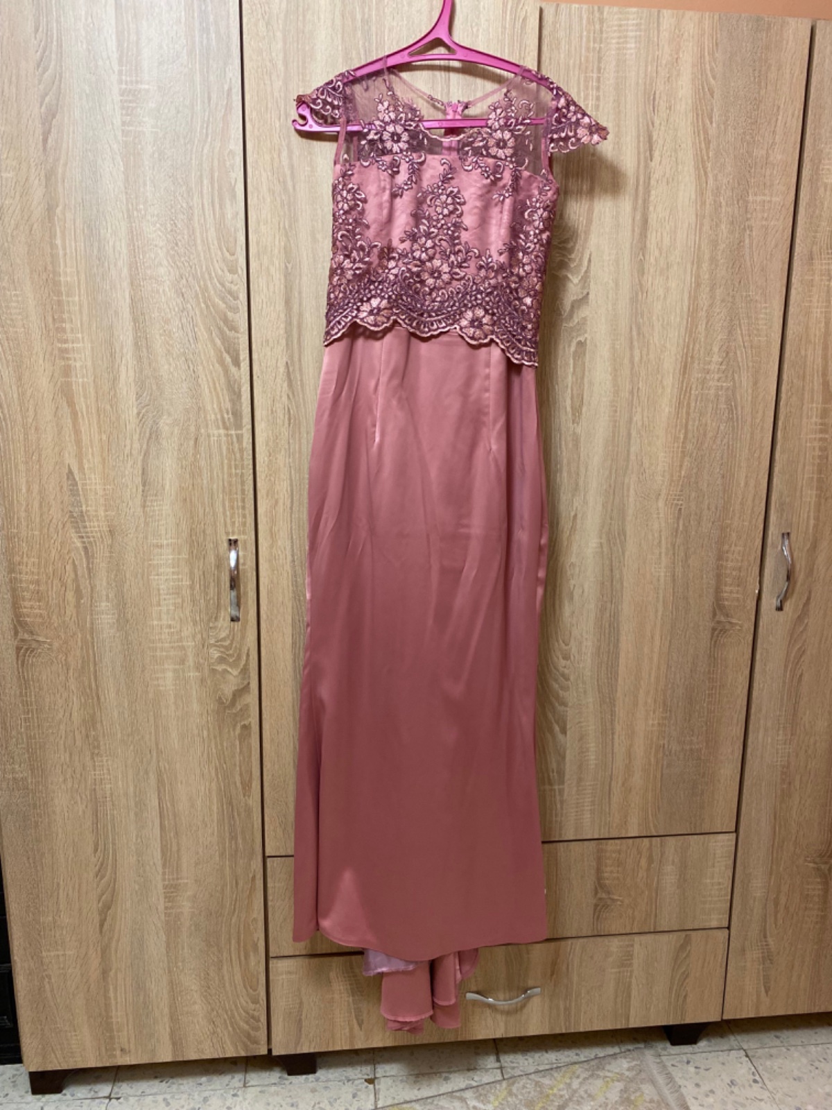 Robe soir satinee avec queue