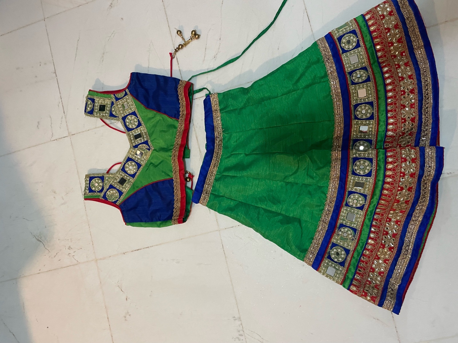 Tenue traditionnelle brodée multicolores