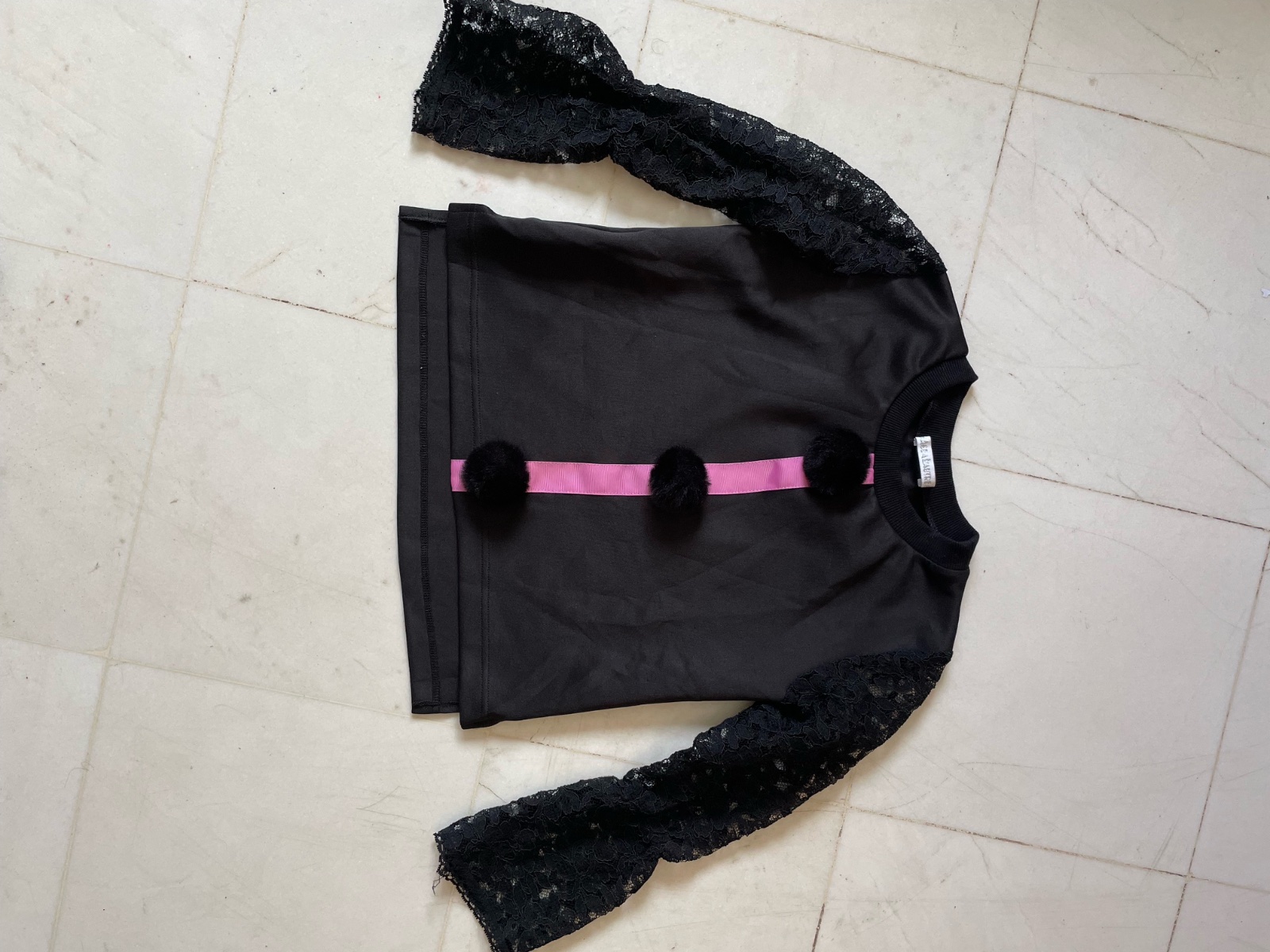 Je vends un pull noir d'un age a l'autre pour fille de 5 à 7ans