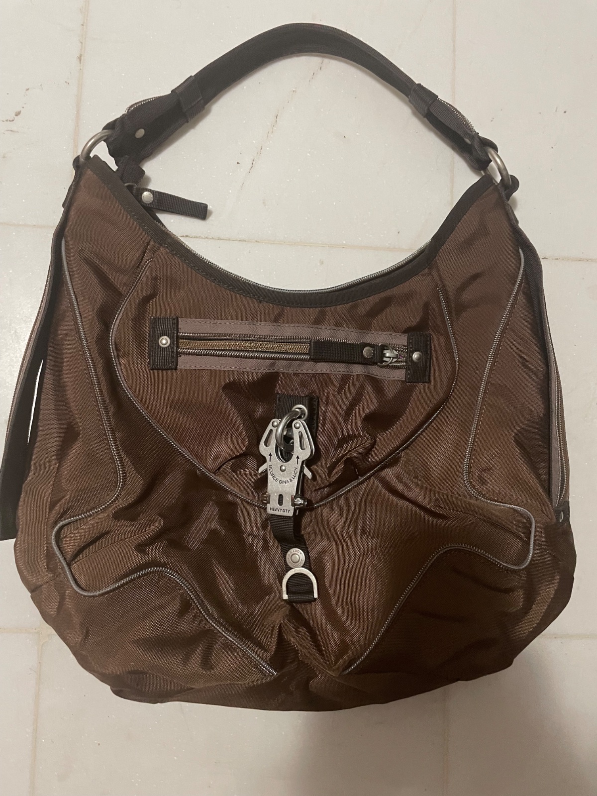 Sac à main maron avec fermoire metallique