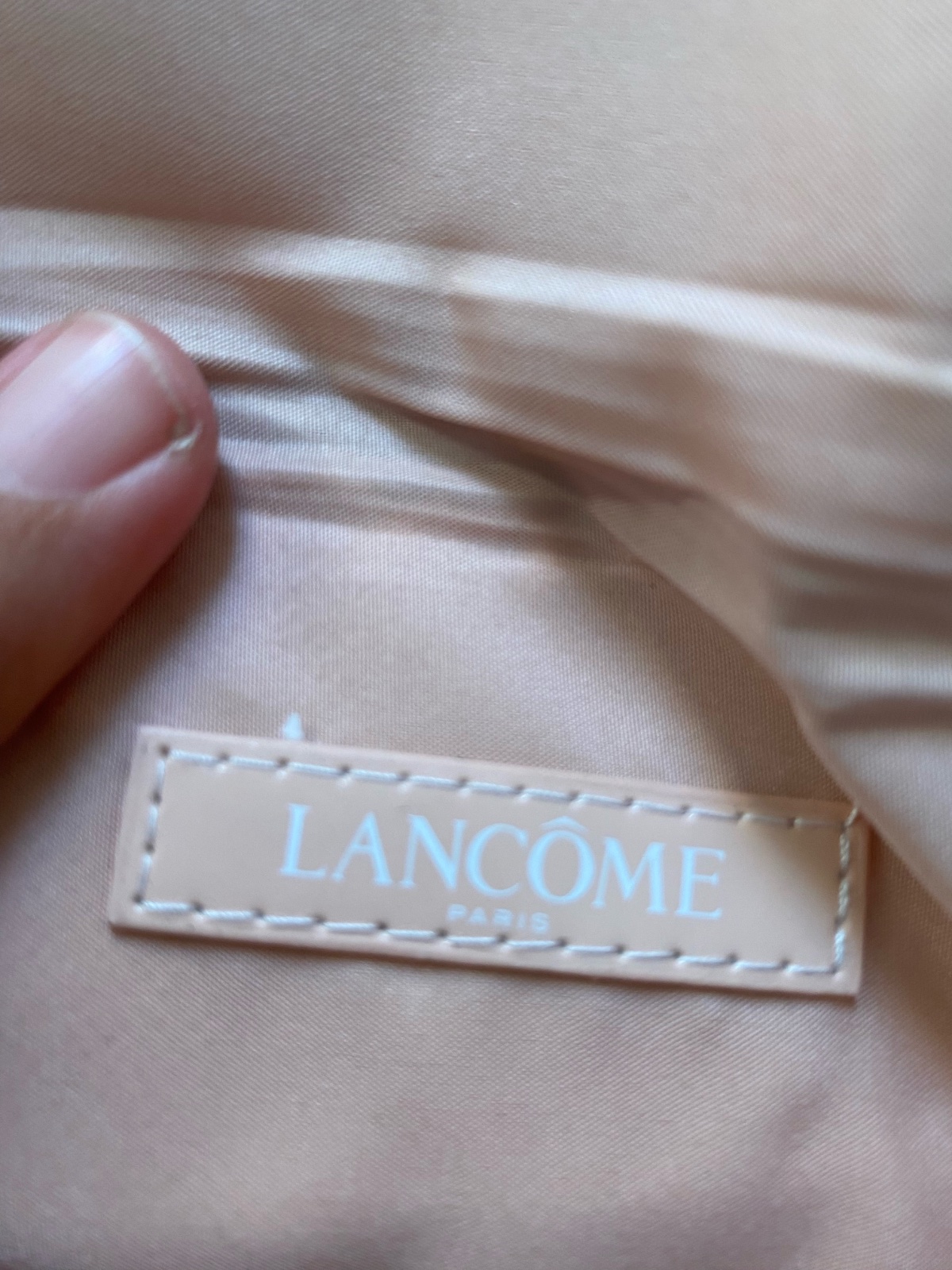 Pochette fantasy Lancome noir avec ruban rose a logo lancome 