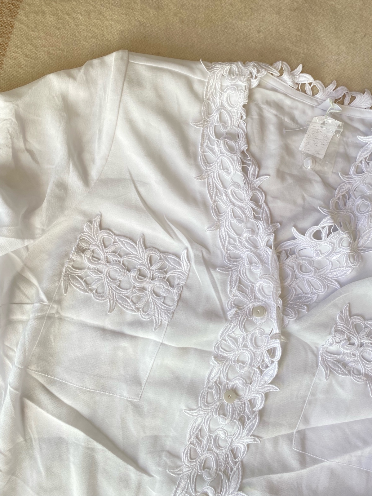 Chemise femme avec ticket brodee blanche 46 avec epaulettes 