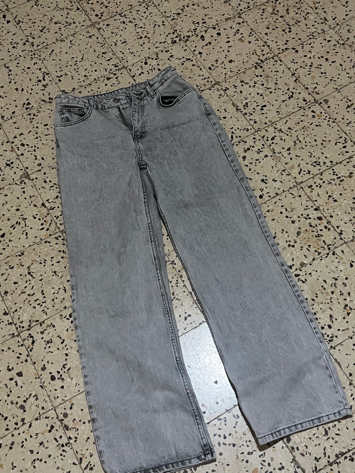 Un jean gris 