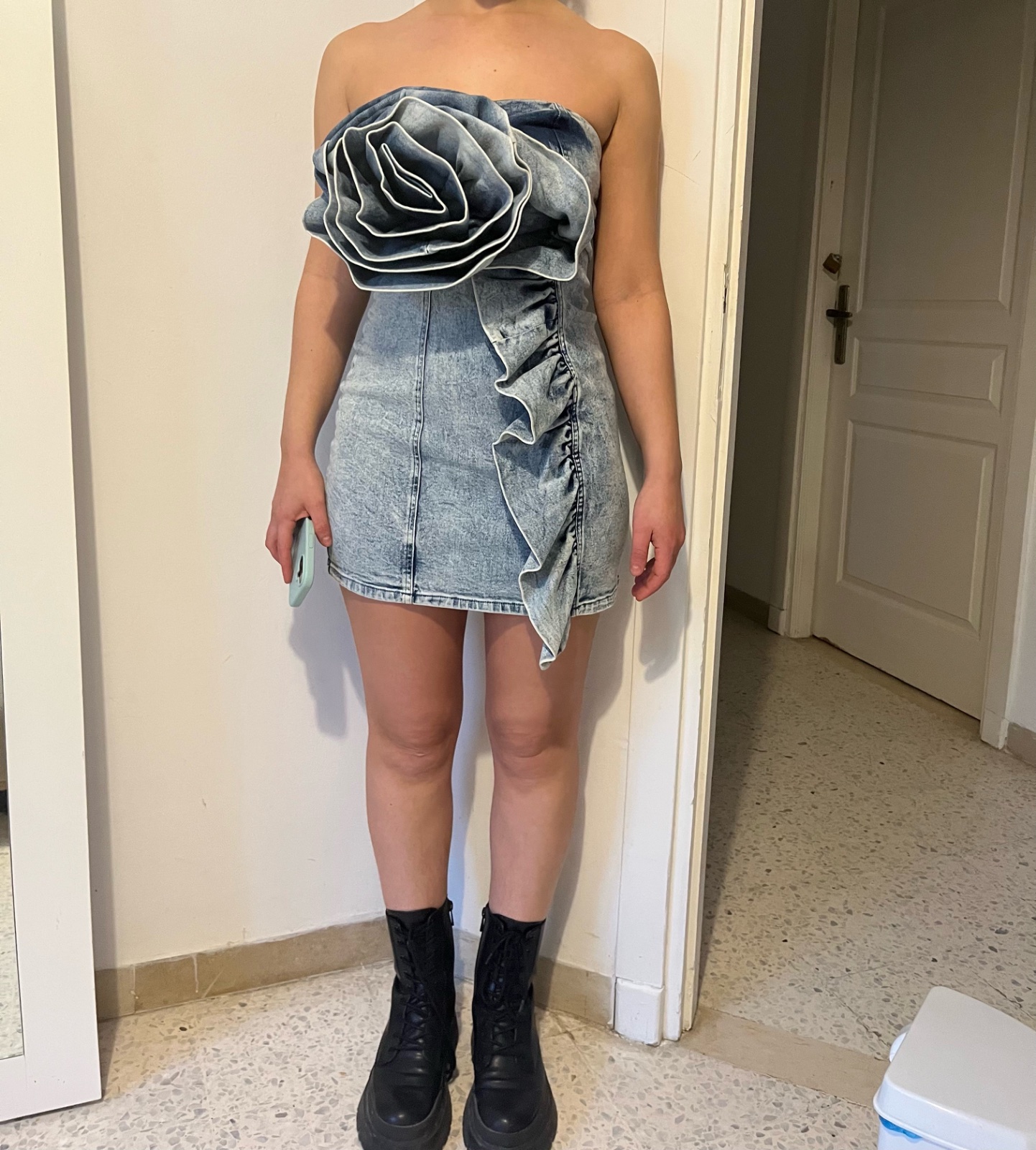 Robe en denim chic avec détail fleur – très tendance