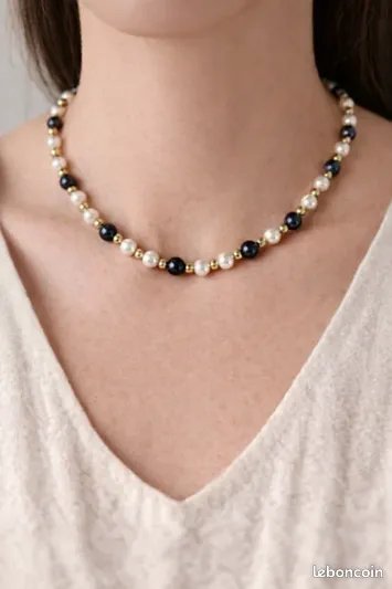 Élégant collier de perles grises et blanches