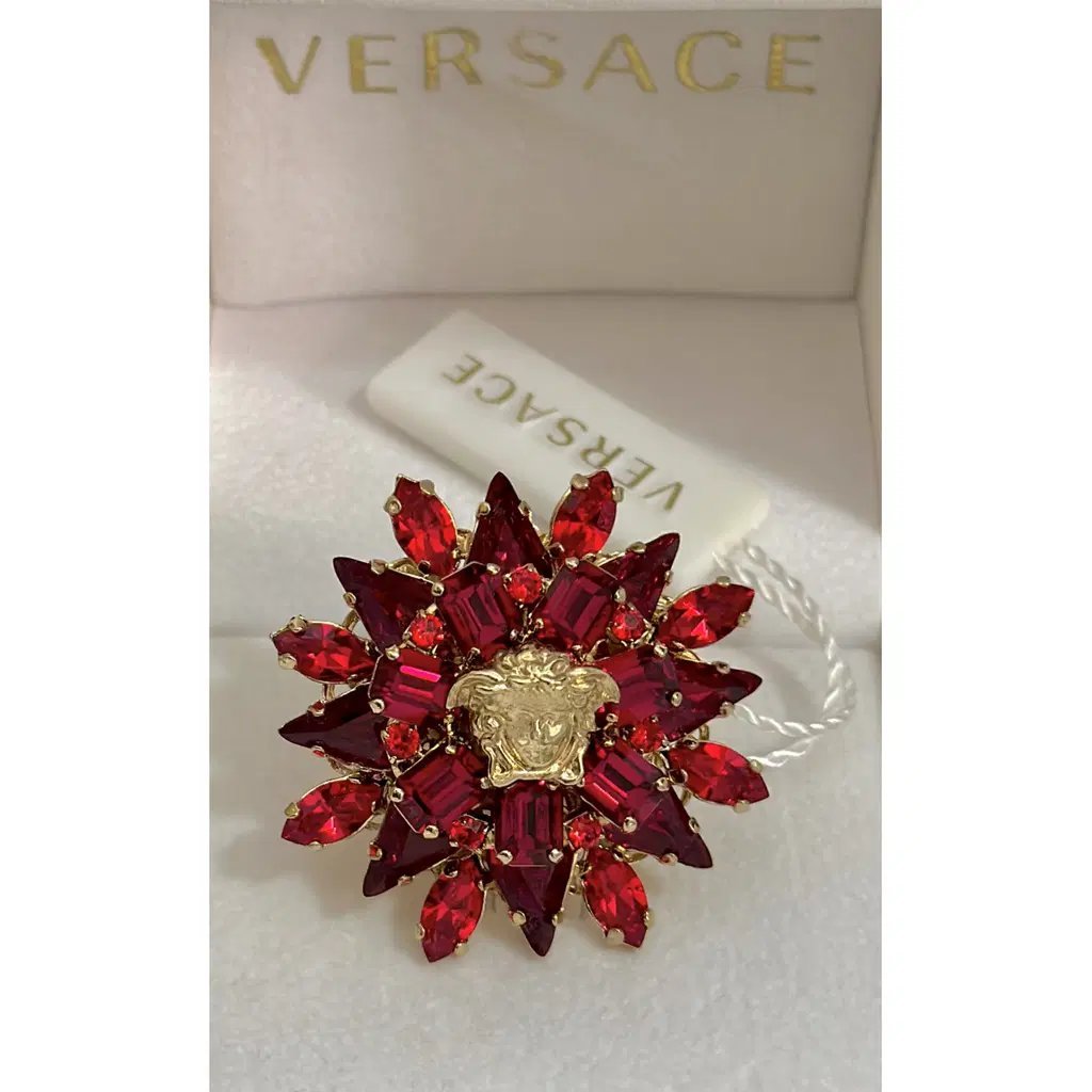 Pendentif florale Versace Medusa.     