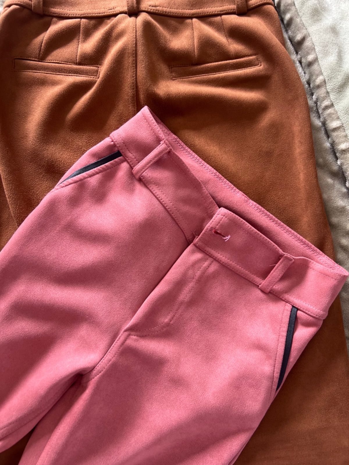 Lot de 2 legging daim skinny et lycra qui forment bien la taille l'un en camel et l'autre en rose violet