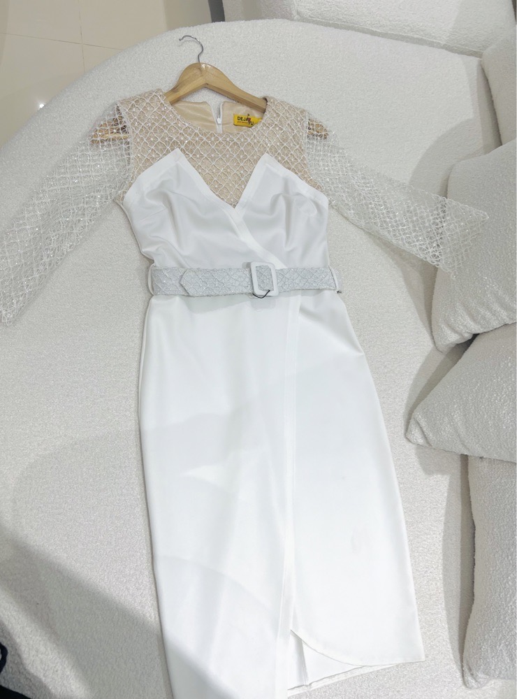 Belle robe blanche jamais portée