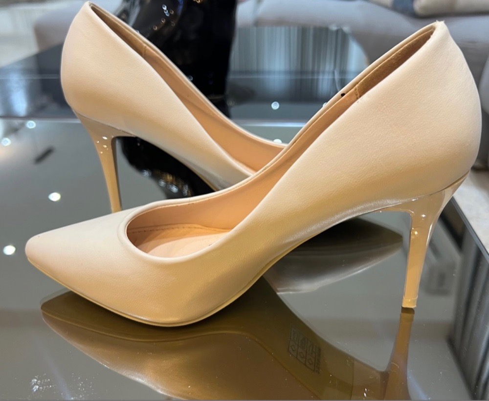 Escarpin blanc cassé ou écru pointure 36 de la marque bellucci
