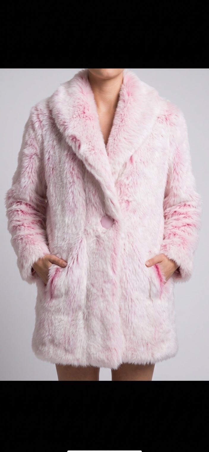 Manteau en fausse fourrure duochrome (blanc/rose) avec col à revers et bouton central assorti
