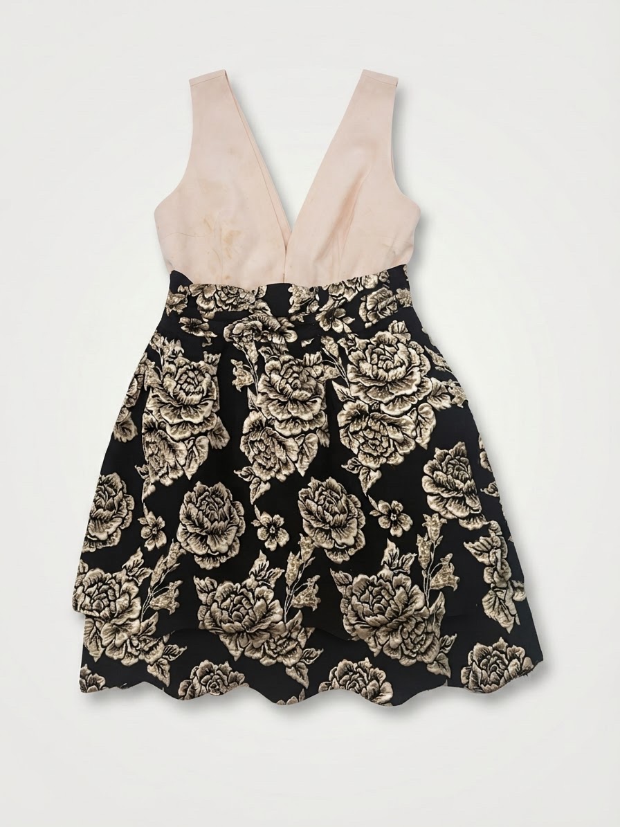 Robe courte bimatière à décolleté V plongeant et jupe jacquard floral – Chic & Soirée