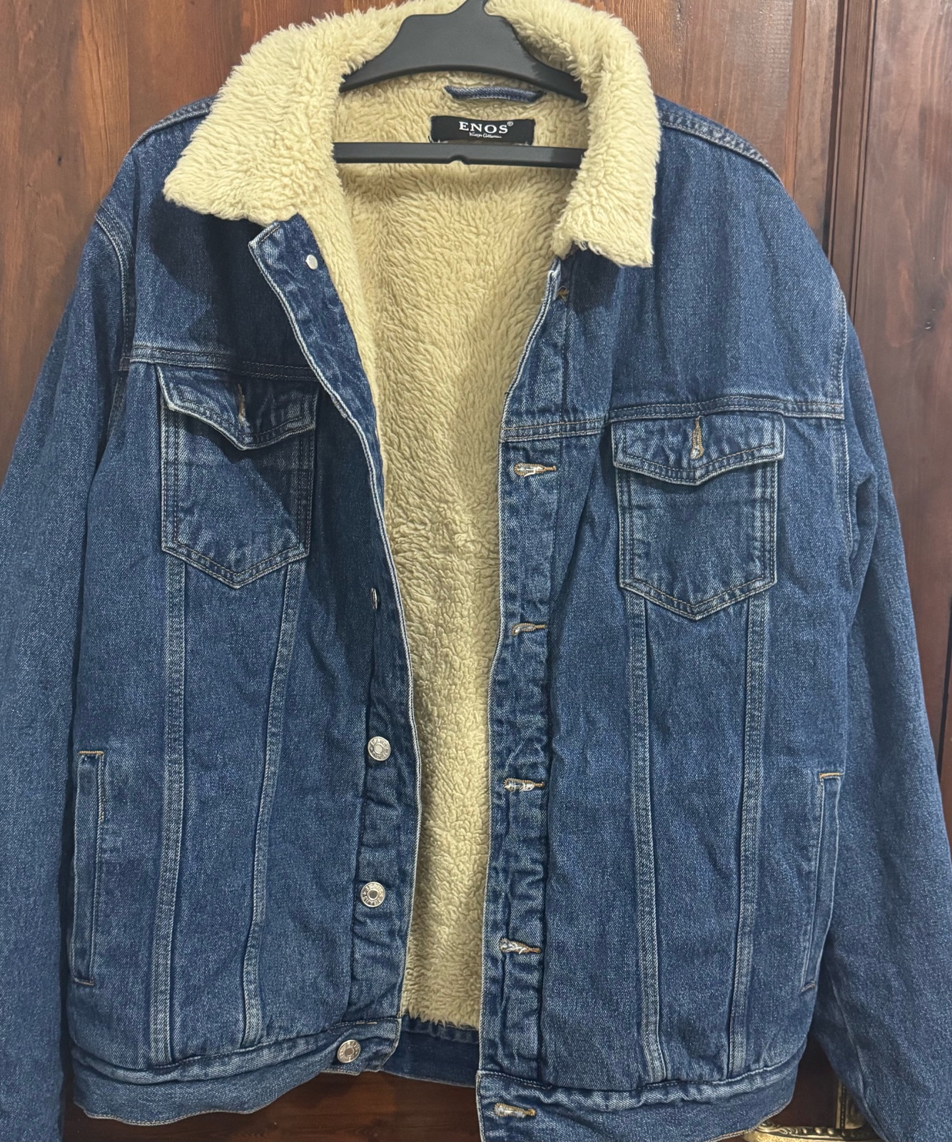 Veste jeans moderne pour les hommes et les femmes.