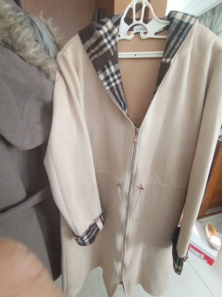 Monteau 5fif beige et noire avec capuche  taille 3 equivalent à 44