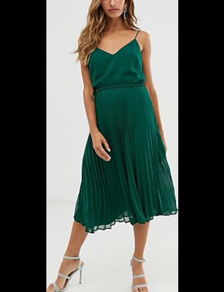Robe sans manches plissee