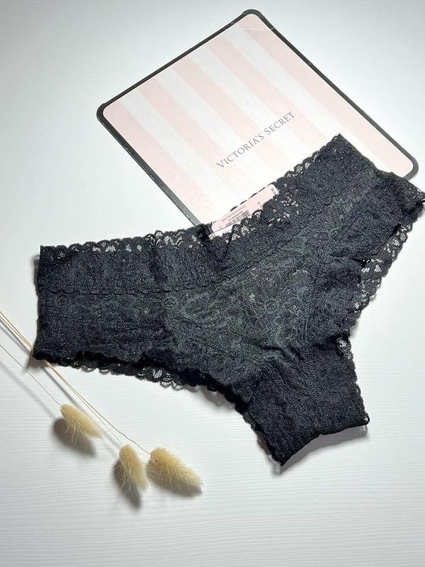 Une culotte en dentelle noire de la marque Victoria's Secret Taille M 38