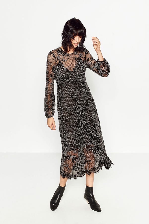 Robe midi en dentelle noire de chez Zara présente des manches longues et un motif floral délicat Taille M/L 38/40