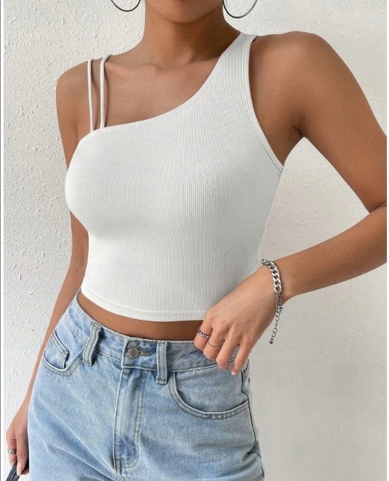 Crop top blanc asymétrique à une épaule de la marque Bershka , caractérisé par sa matière côtelée et ses fines bretelles. 