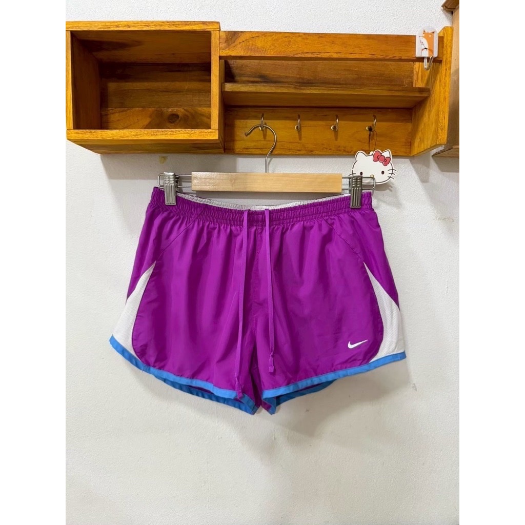 Shorts de course Nike sont probablement le modèle Nike Dri-FIT Tempo ou une variante similaire conçue pour la légèreté et la respirabilité taille 38/M