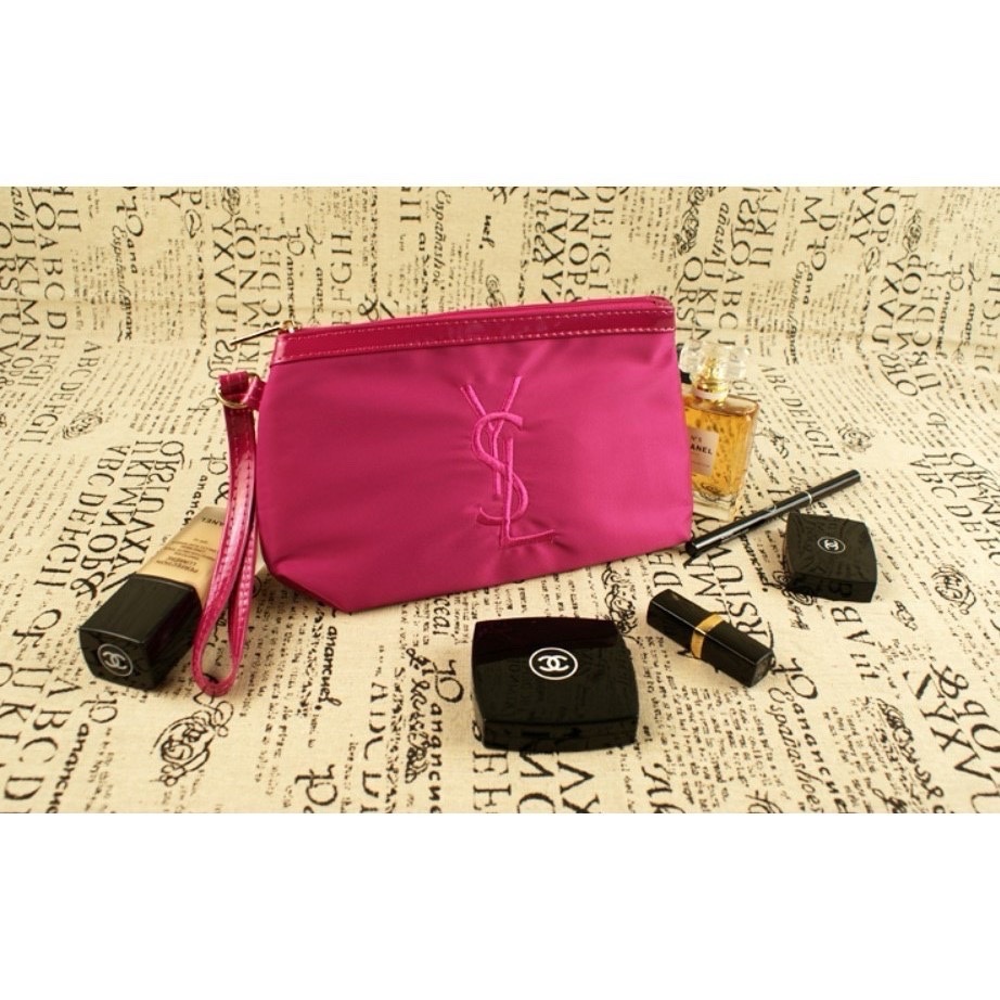 Pochette Yves Saint Laurent en satin fuchsia vif arbore un logo YSL brodé 