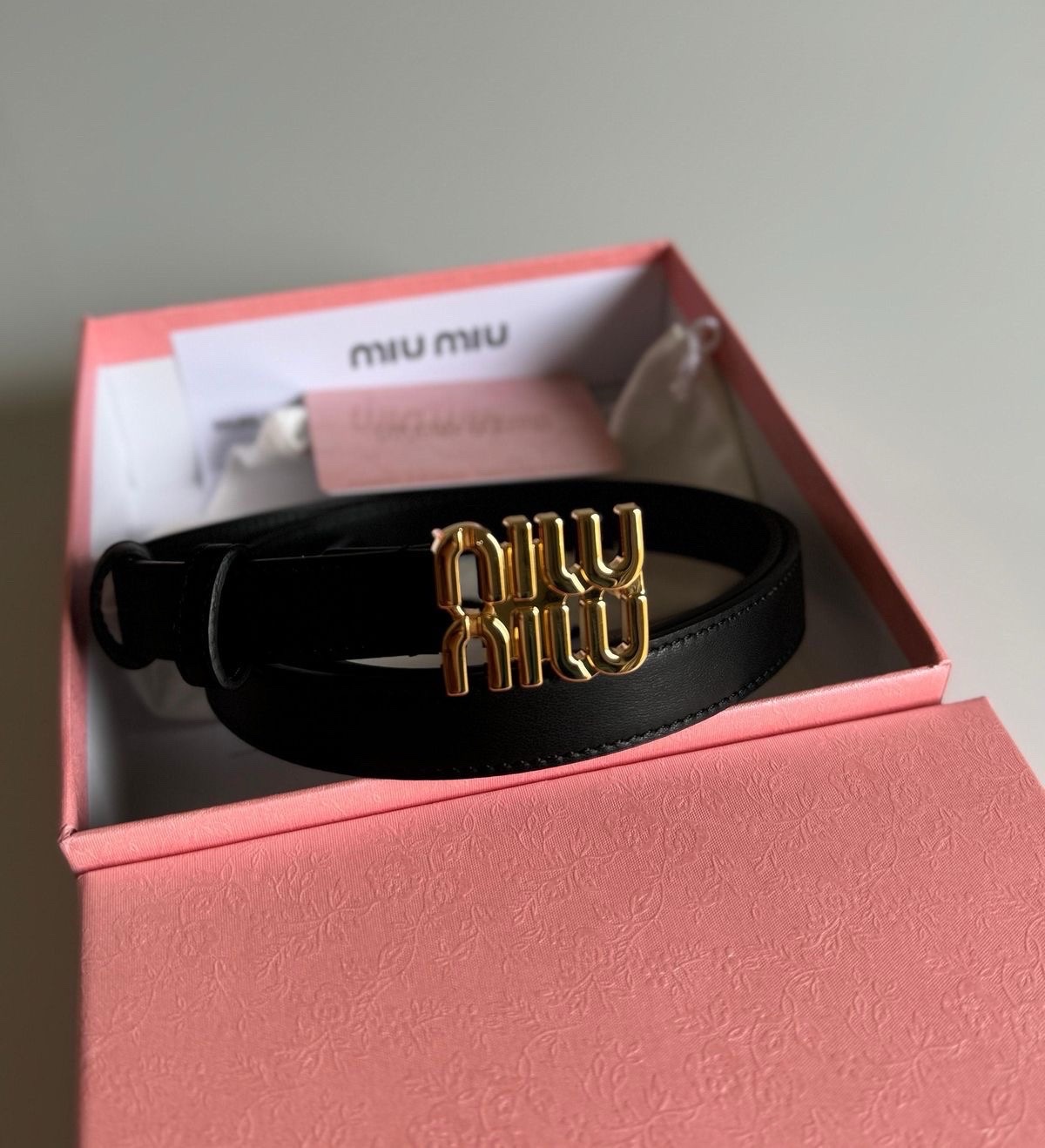 Ceinture taille unique noire et dorée 