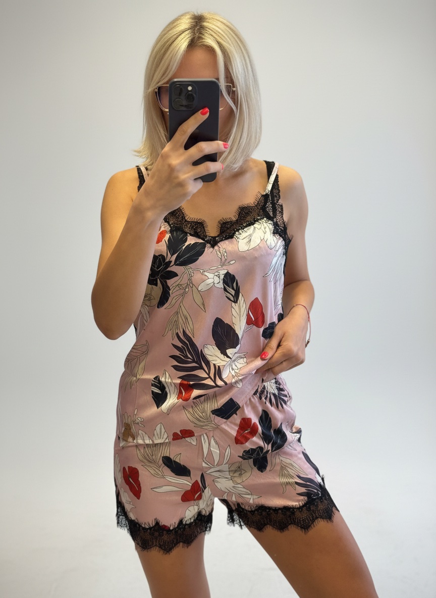 Ensemble de pyjama court pour femme en satin, composé d'un caraco à fines bretelles et d'un short, tous deux ornés de détails en dentelle noire taille 42