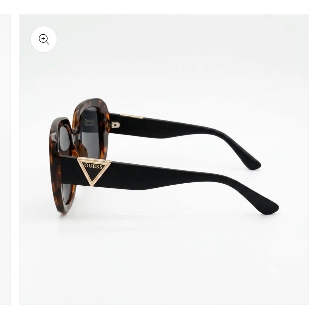 Lunettes de soleil pour femme de la marque Guess (modèle GU7892) présentent une monture oversize en écaille de tortue avec le logo triangulaire doré de la marque sur les branches