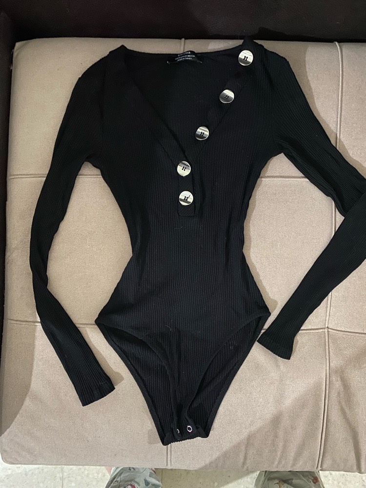 Body bershka noir avec des boutons en argent