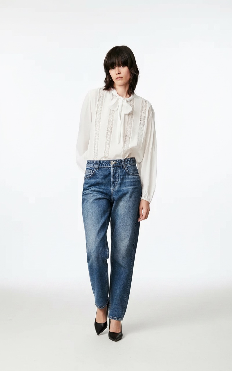 Blouse Zara blanche présente des empiècements en dentelle et un col lavallière à nouer taille M
