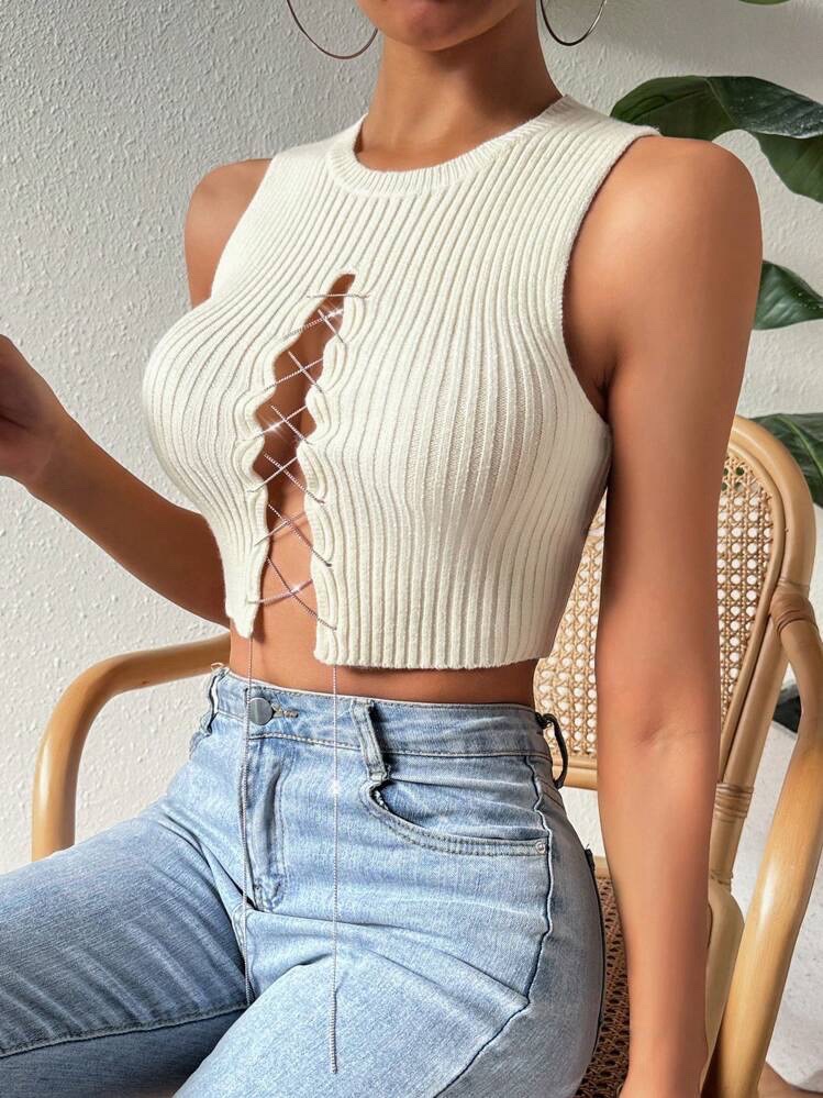 Un crop top côtelé de couleur beige avec un laçage décoratif en strass sur le devant, de la marque Amisu Taille S