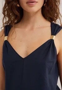 Combinaison-short élégante de couleur bleu marine, caractérisée par des détails métalliques dorés sur les bretelles taille 44/46